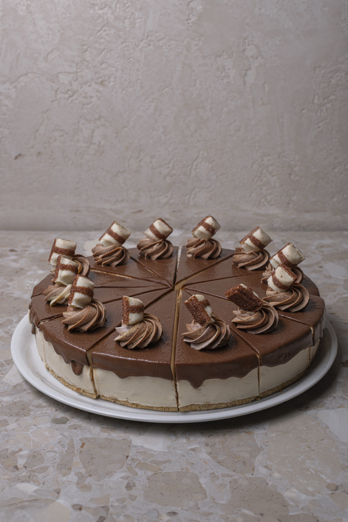 Kinder Bueno cheesecake with chocolate cream rosettes